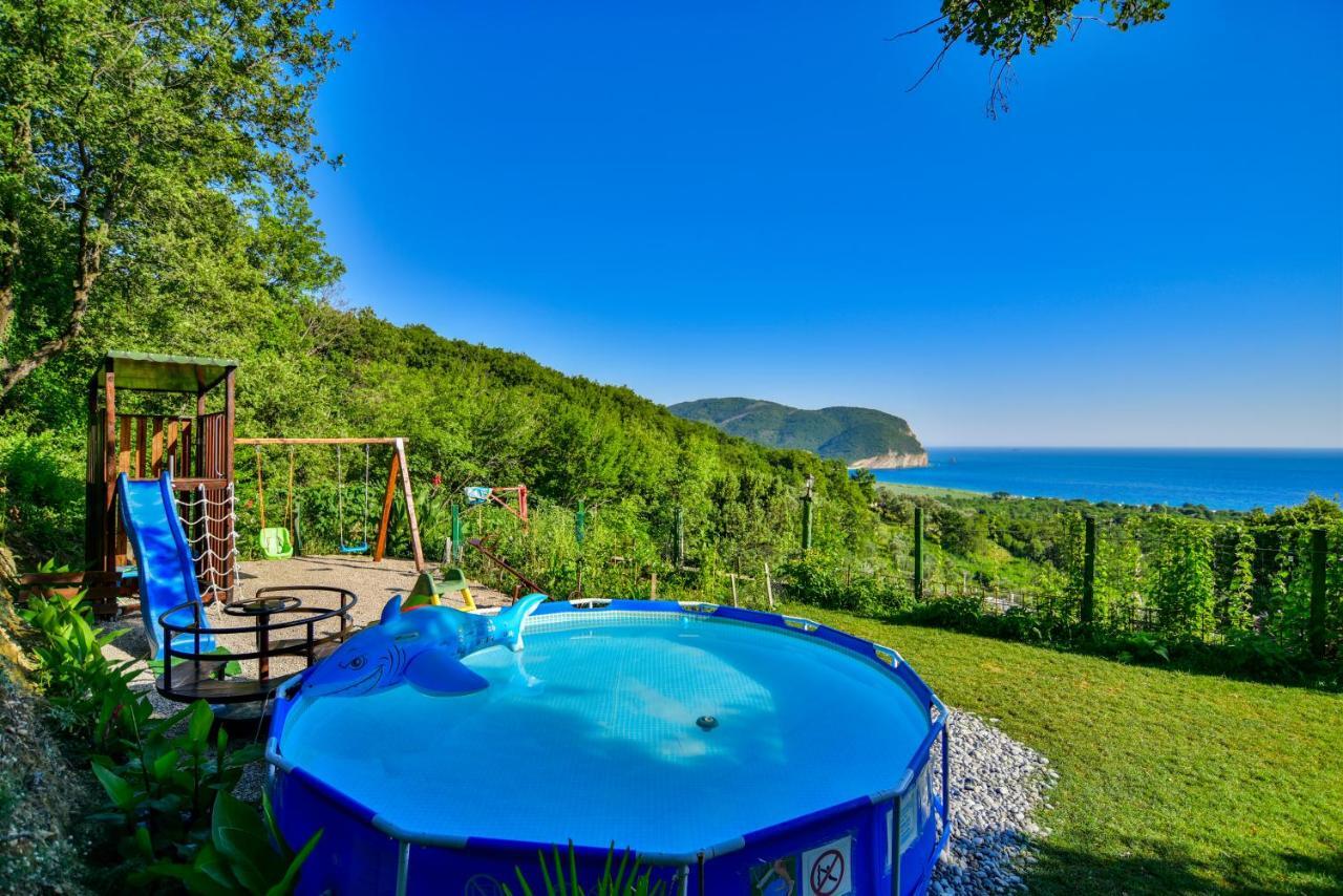 Pataki Studios Petrovac Buitenkant foto