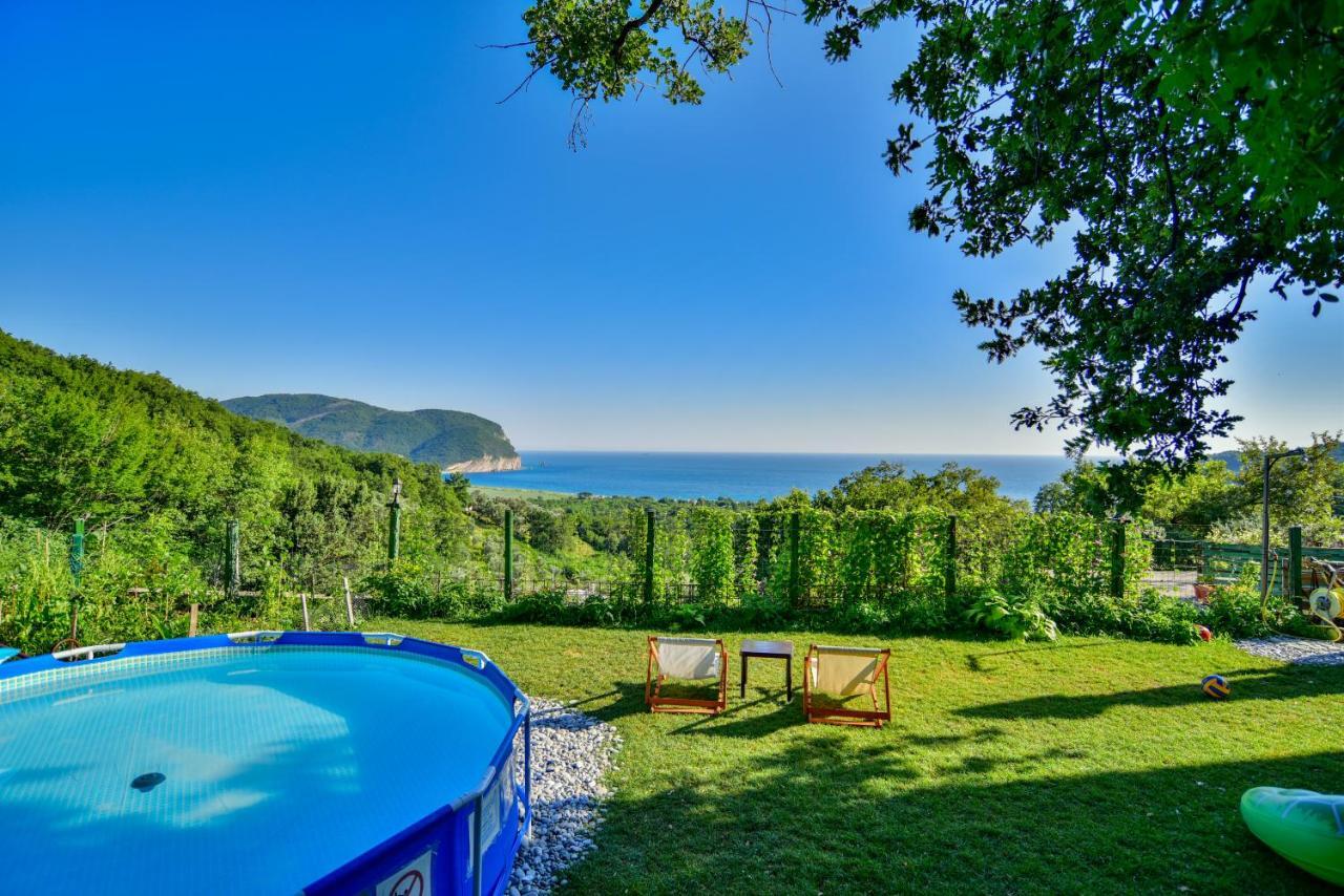 Pataki Studios Petrovac Buitenkant foto