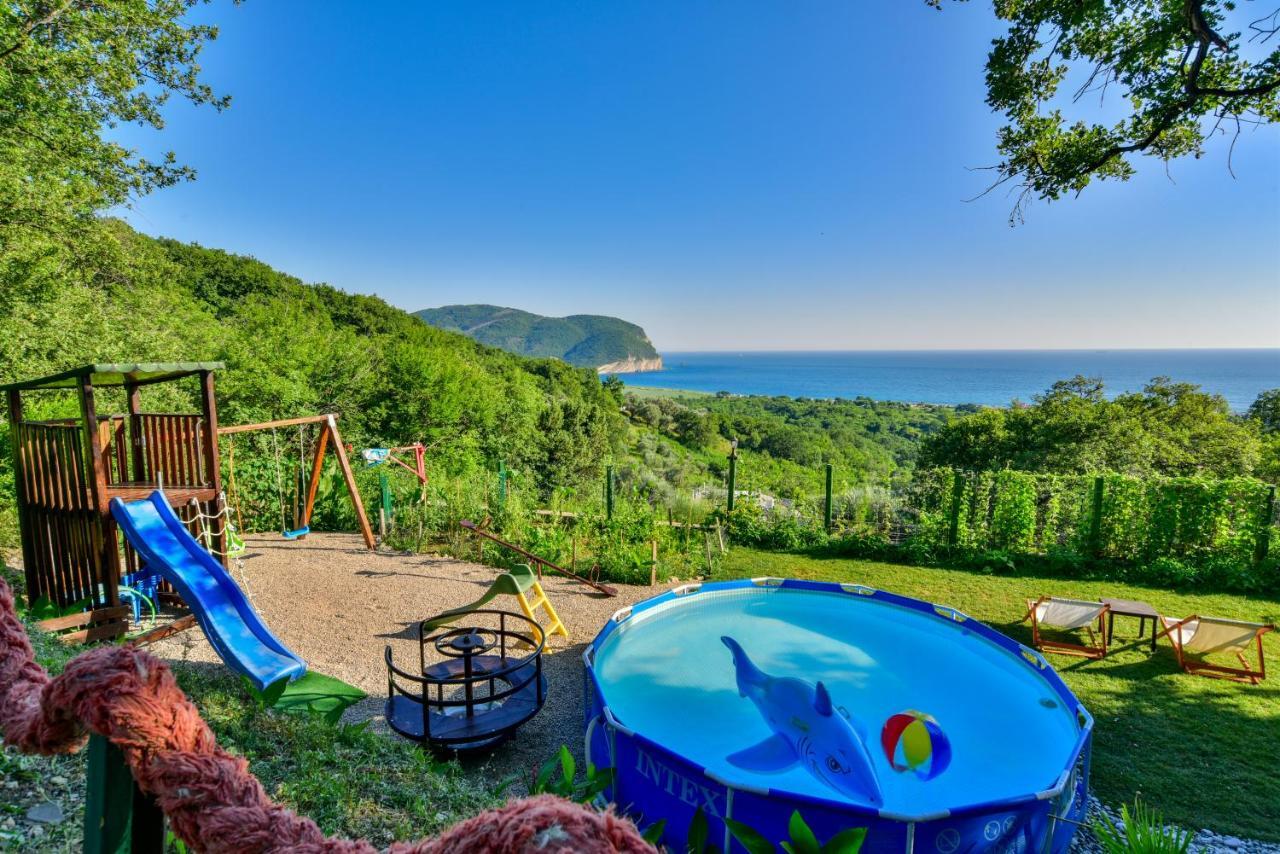 Pataki Studios Petrovac Buitenkant foto