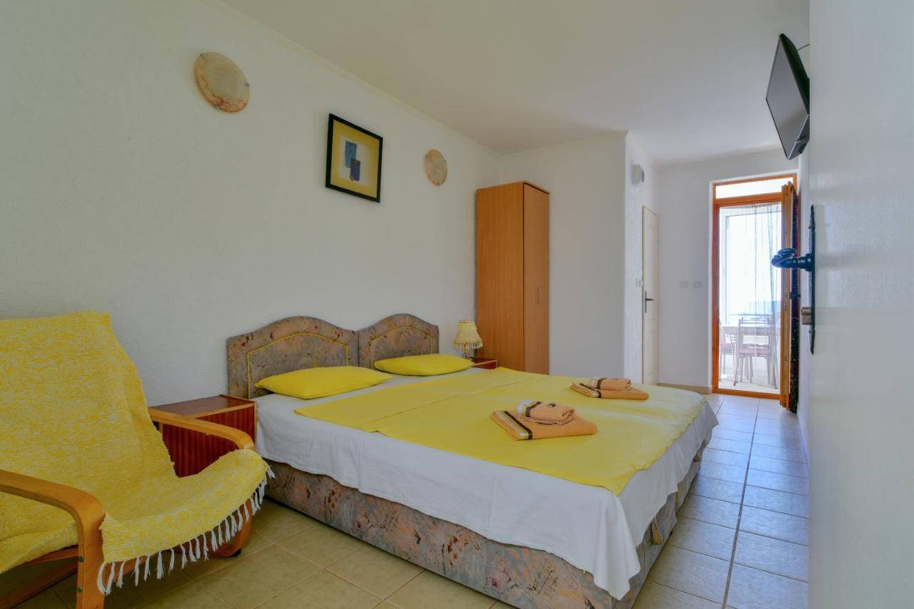 Pataki Studios Petrovac Buitenkant foto