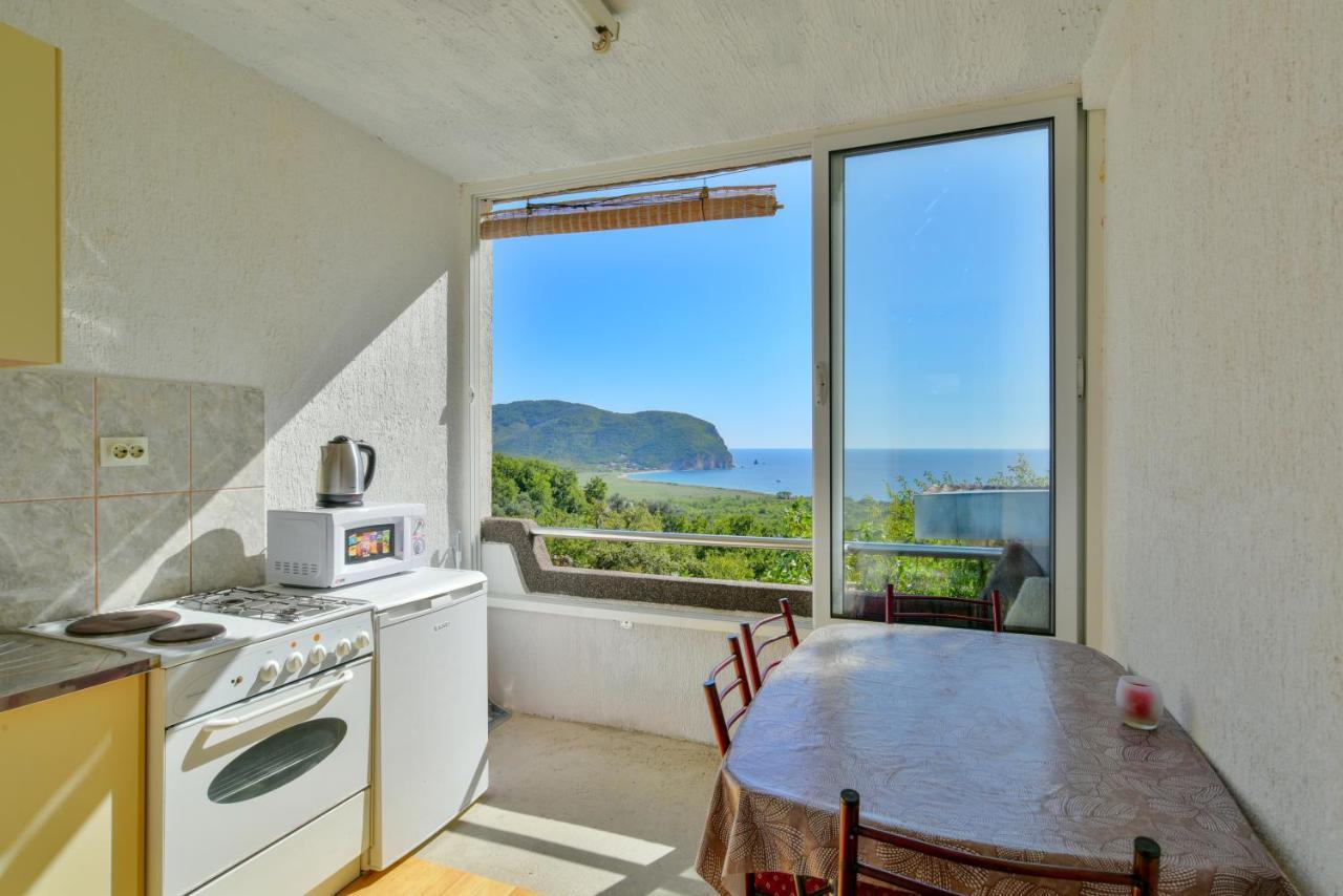 Pataki Studios Petrovac Buitenkant foto