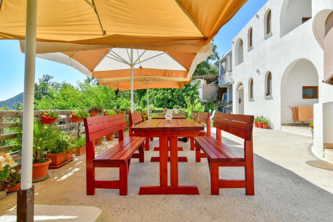 Pataki Studios Petrovac Buitenkant foto