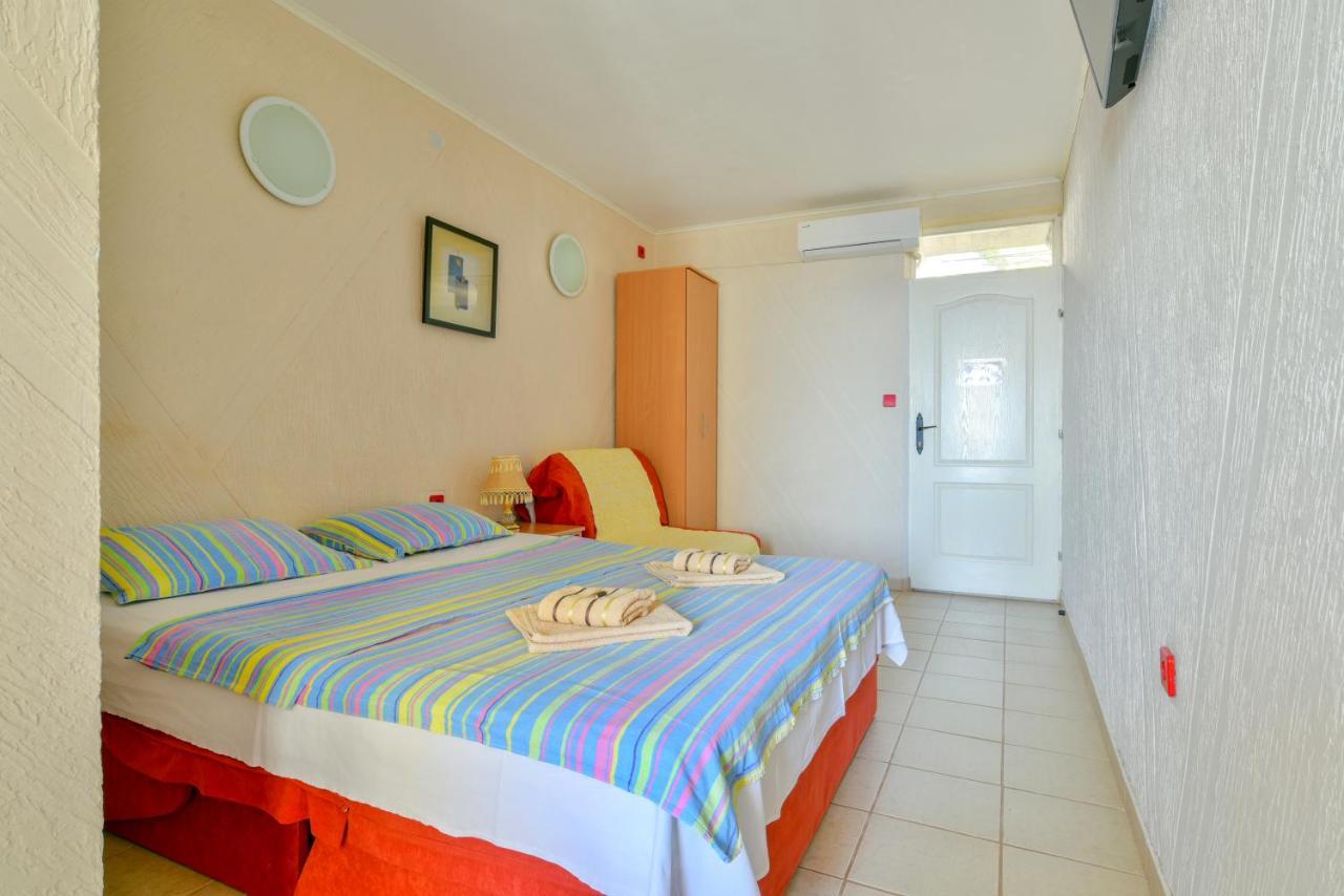 Pataki Studios Petrovac Buitenkant foto