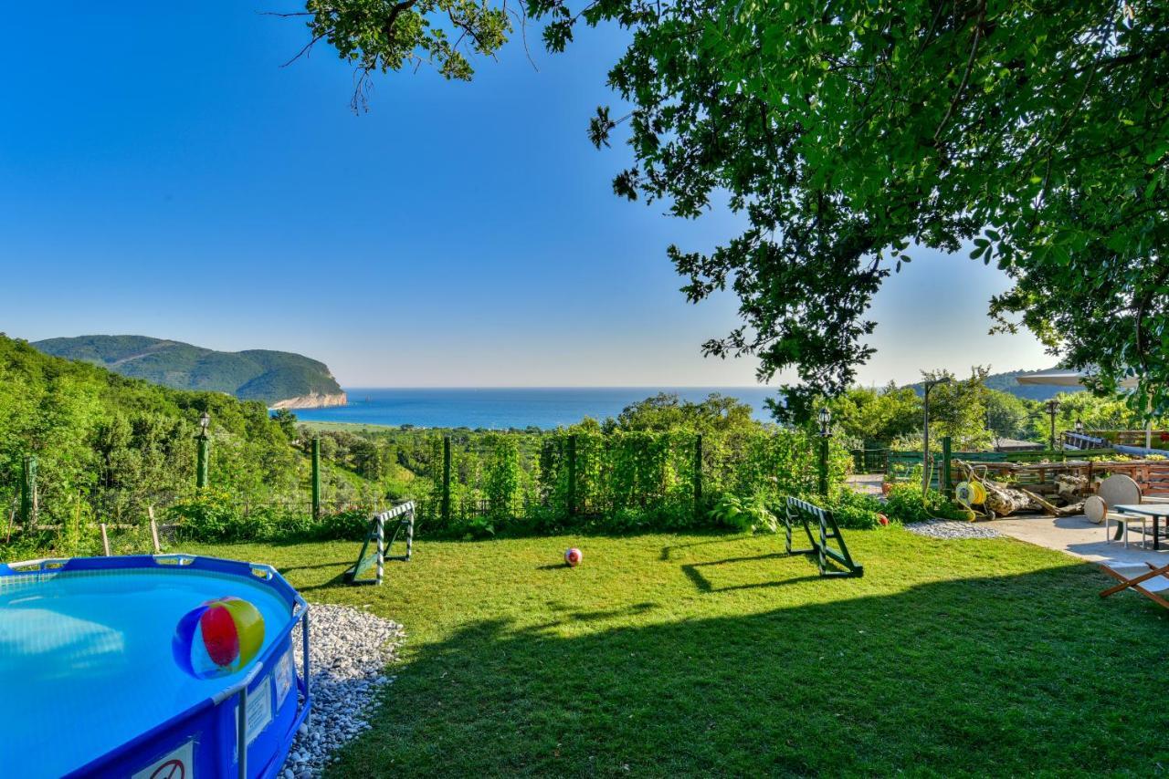 Pataki Studios Petrovac Buitenkant foto