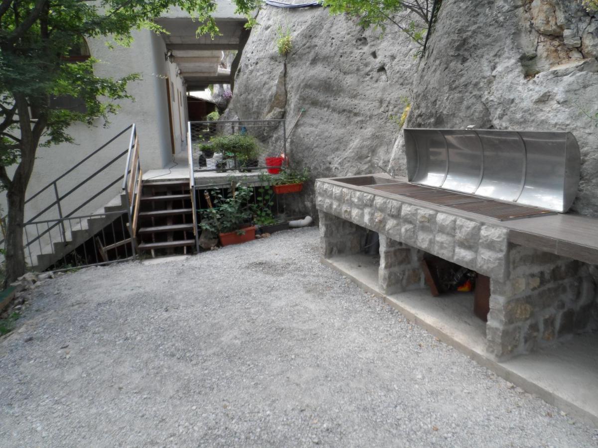 Pataki Studios Petrovac Buitenkant foto