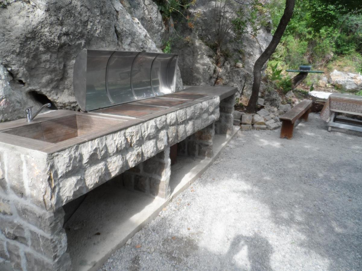 Pataki Studios Petrovac Buitenkant foto