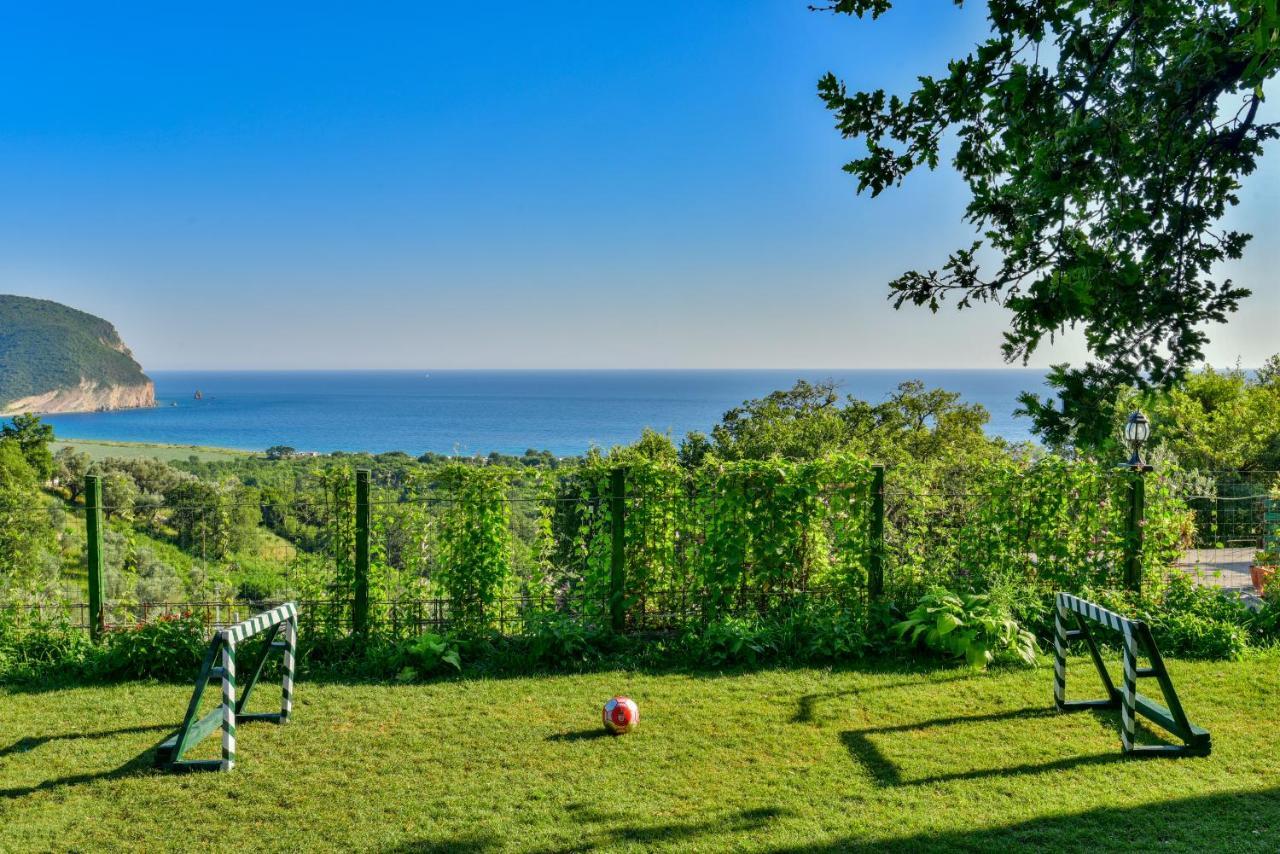 Pataki Studios Petrovac Buitenkant foto