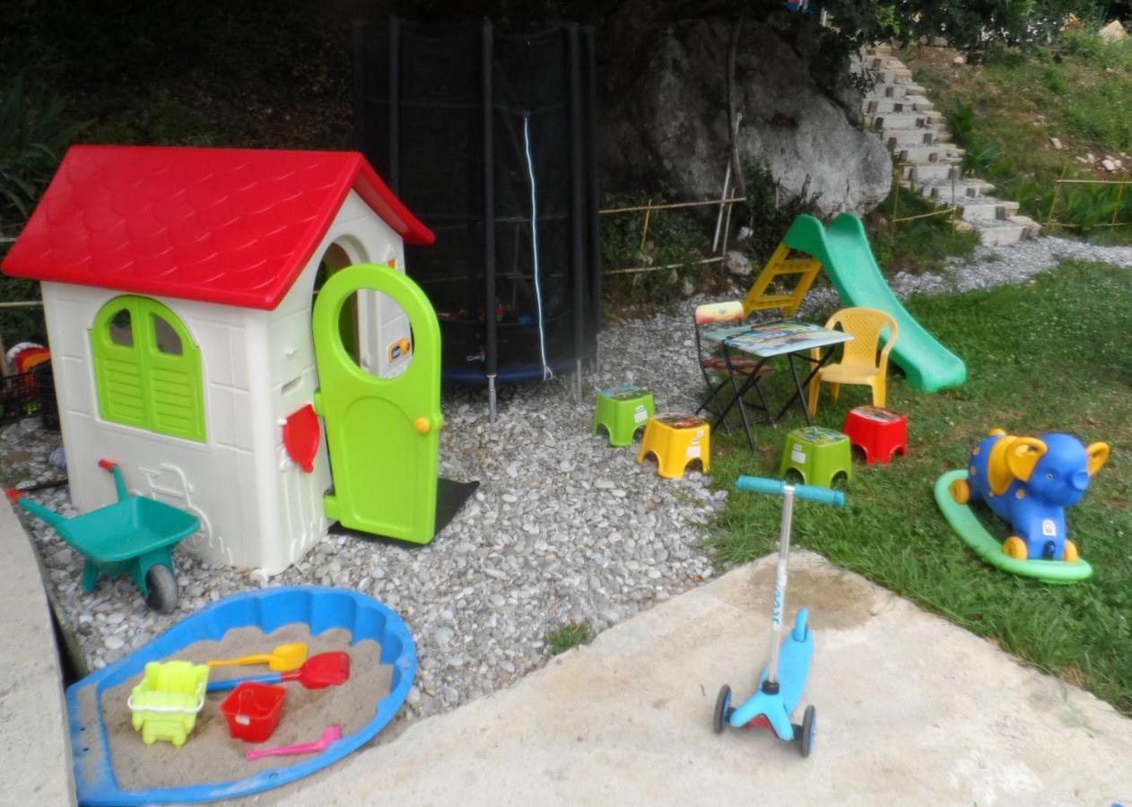 Pataki Studios Petrovac Buitenkant foto