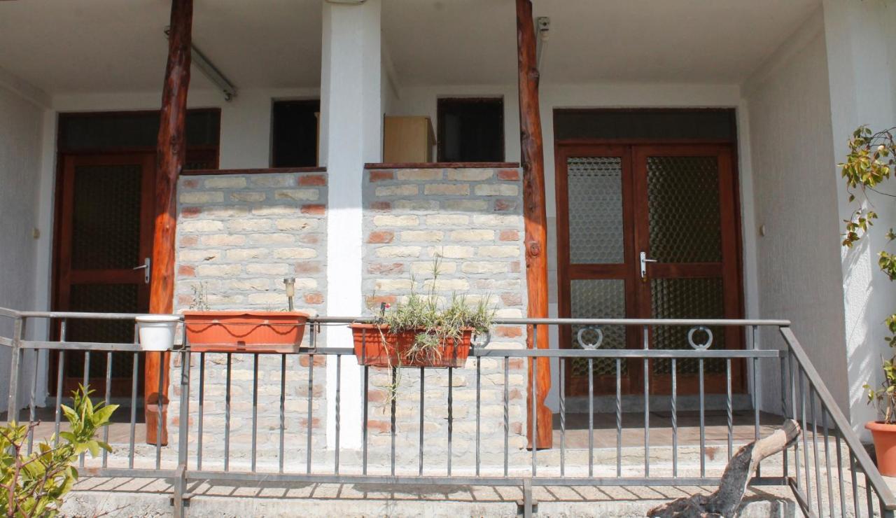 Pataki Studios Petrovac Buitenkant foto