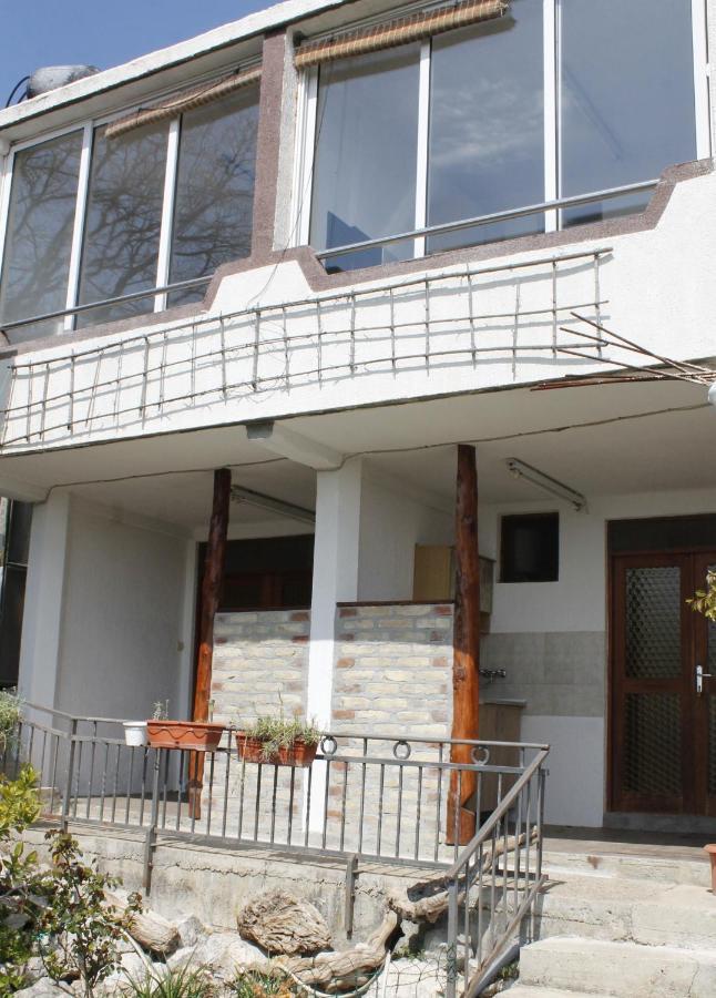 Pataki Studios Petrovac Buitenkant foto