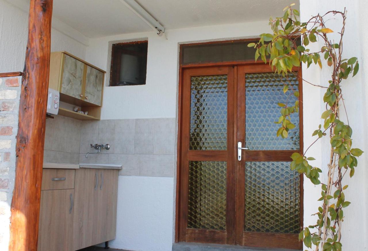 Pataki Studios Petrovac Buitenkant foto