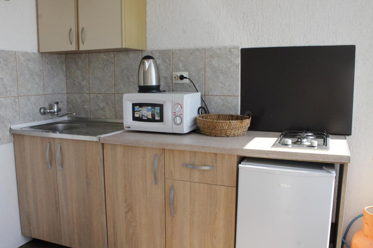 Pataki Studios Petrovac Buitenkant foto