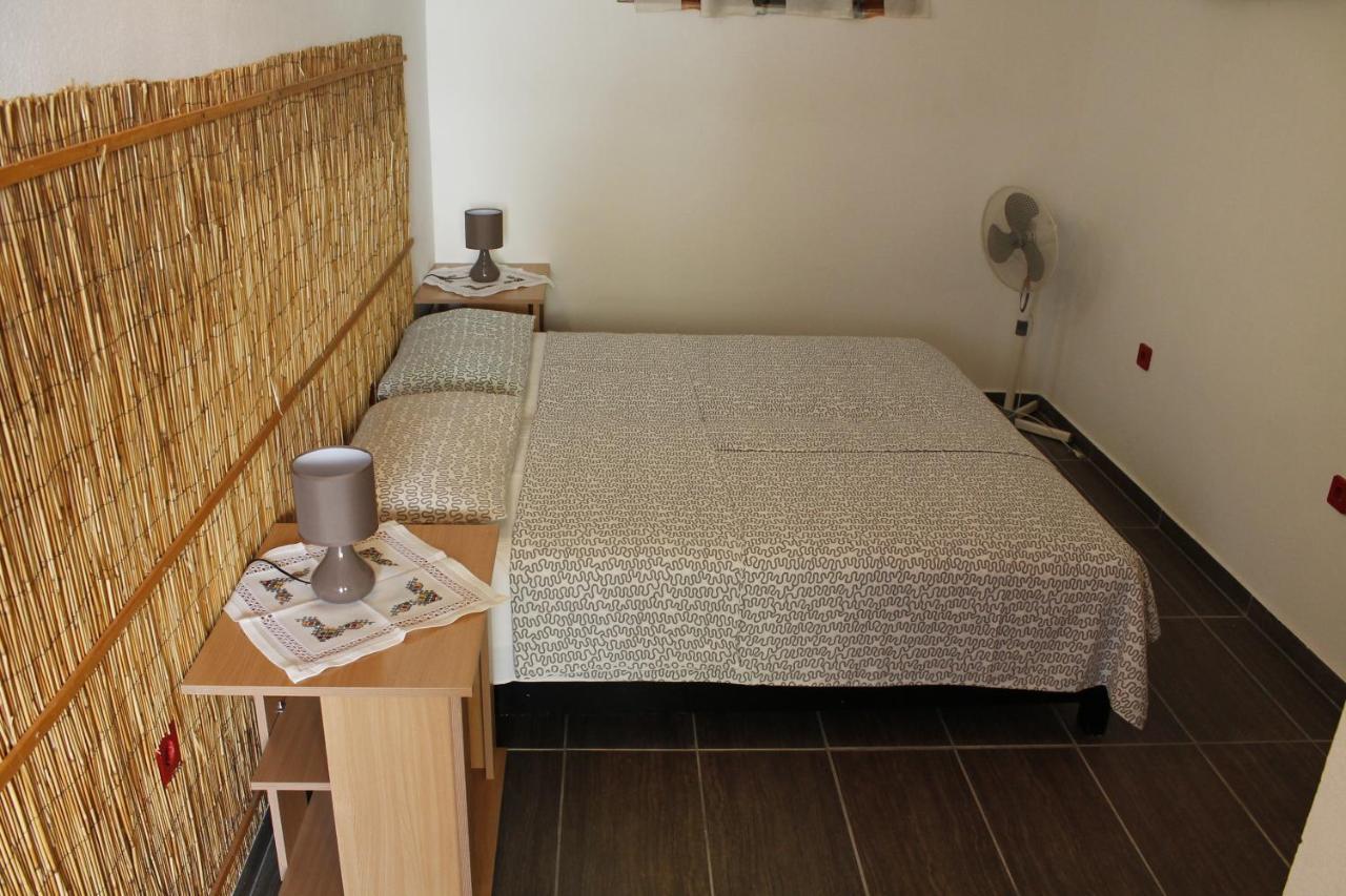 Pataki Studios Petrovac Buitenkant foto